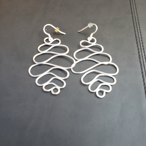 unknown Jewelry - Swirl Silver Hanging Earrings